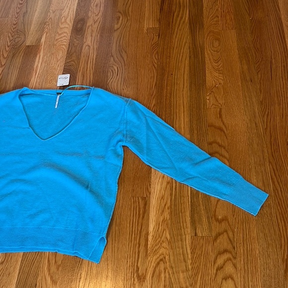 Free People Harmony Cashmere V Sweater in Grecian Sea Size XSmall NWT Defect - Picture 6 of 16